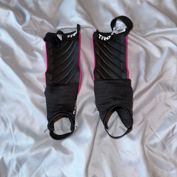 Adidas Shin Guard little girls - Picture 2 of 2